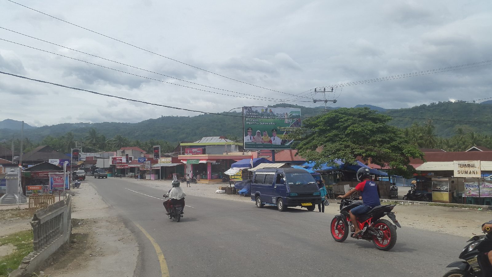 Kondisi depan pasar Sumani tanpa TPR